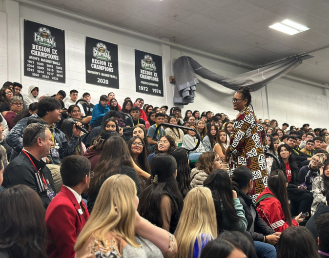 Carrizosa speaking to students